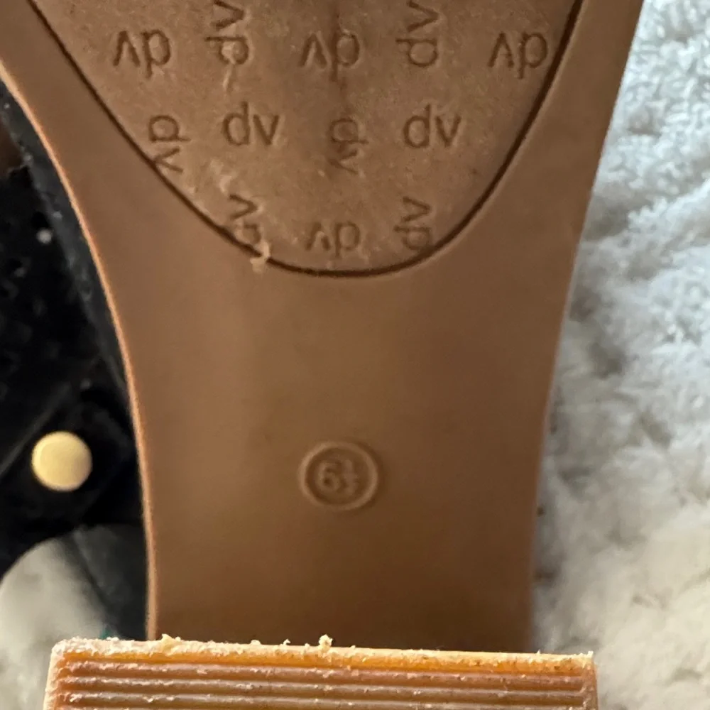 ✨🖤 Like New - DV Black Perforated Heeled Sandals – Women’s Size 6.5 - Picture 9 of 10